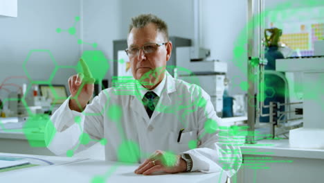 animación del procesamiento de datos científicos sobre un científico caucásico en el laboratorio.