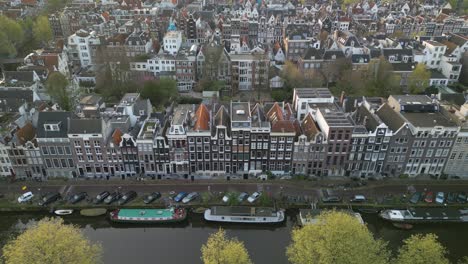 Vista-Aérea-Panorámica-Sobre-Las-Famosas-Calles-Del-Canal-En-La-Ciudad-De-Amsterdam