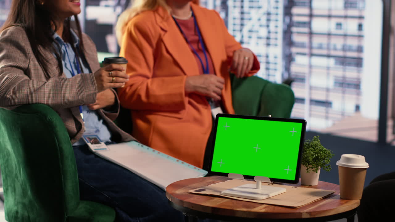 Riunione di lavoro con tablet con schermo verde
