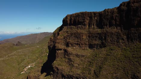 Impresionante-Formación-Rocosa-En-La-Cima-De-Las-Montañas-En-Masca-Tenerife-España-Isla-Tiro-Con-Drones-En-4k-Isla-Agradable-Escena-Paisaje