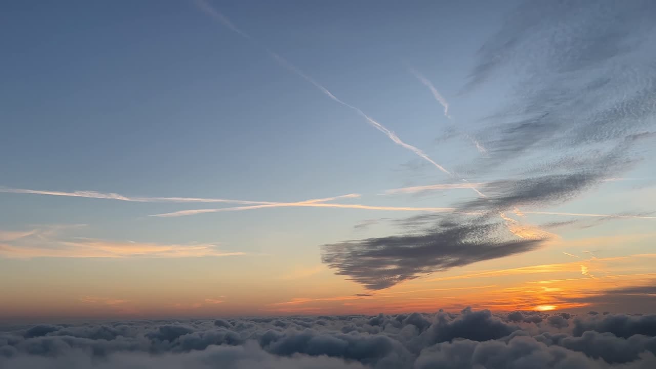 조종석 제트기는 등반 중 지중해 위로 일몰의 독특한 전망을 제공합니다.