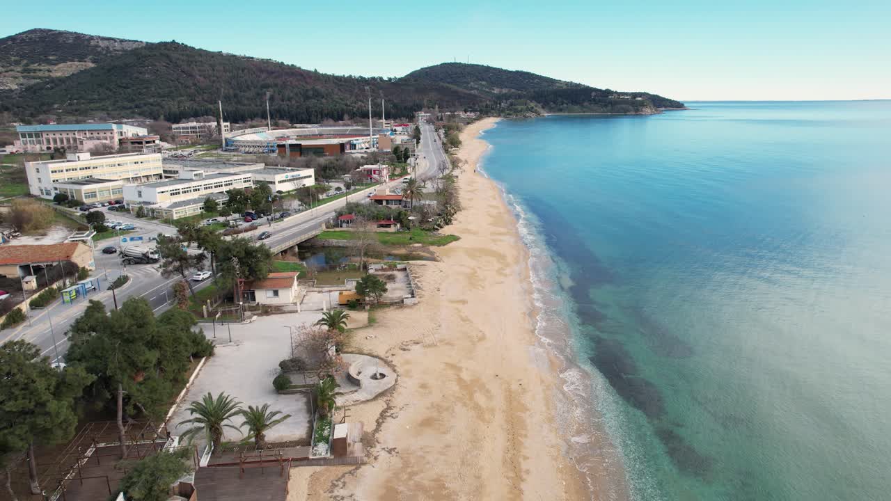 Praia de Perigiali em Kavala, Grécia, ponto de interesse com foto aérea