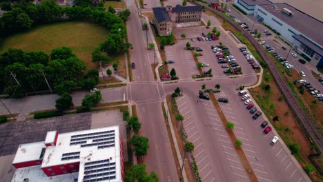 Intersección-Cerca-De-La-Antena-Del-Parque-Centenario-De-Ingersoll-Que-Revela-La-Comunidad-De-Los-Suburbios-De-Rockford,-Illinois,-Ee.uu.