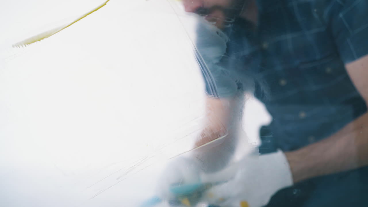 건축가 는 방 에 있는 스파 ⁇ 라 를 사용 하여 유리 에서 페인트 를 제거 한다