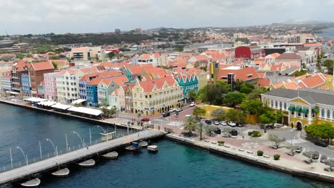 Die-Queen-Emma-Pontonbrücke-Verbindet-Die-Ufergebäude-Handelskade-Und-Willemstad