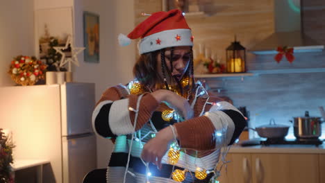 Adulto-Joven-Con-Una-Cadena-Anudada-De-Luces-Navideñas.