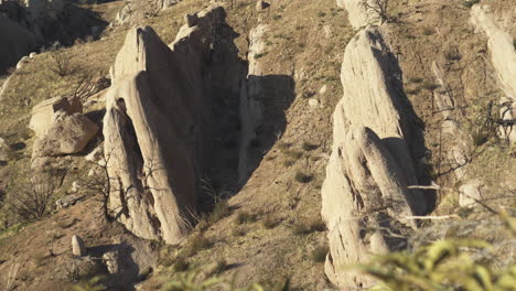 vista detallada de formaciones rocosas verticales en el punchbowl del diablo, mostrando los patrones dramáticos e intrincados formados por la erosión natural