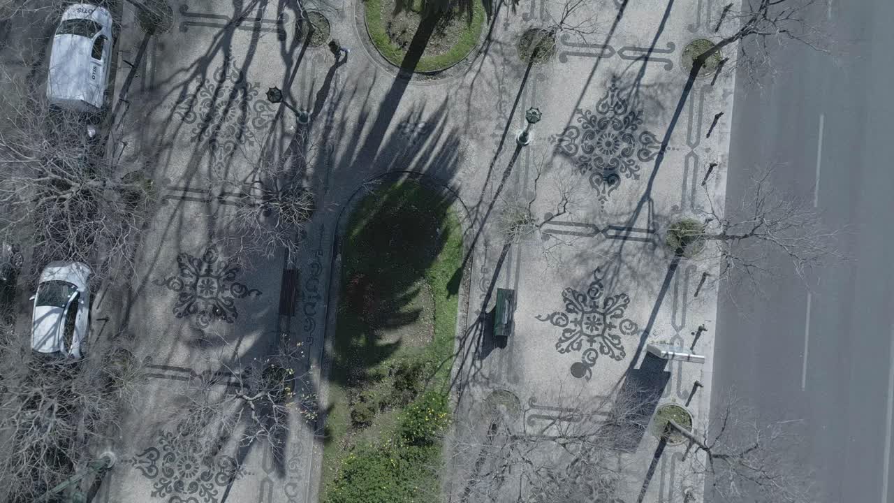 포르투갈 리스본 시의 리베르다드 애비뉴에 있는 아름다운 포르투갈 포장 도로 또는 조약돌의 세부 사항