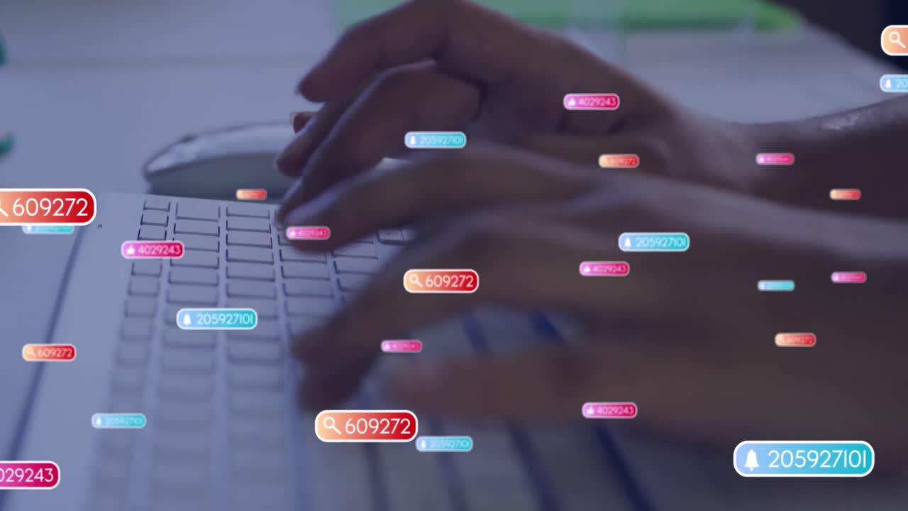 animación del procesamiento de datos de las redes sociales sobre una mujer de negocios afroamericana que usa una computadora