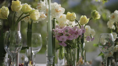 Decoración-Floral-En-La-Mesa-En-El-Día-De-Fiesta-En-Un-Jardín-Floreciente,-Ambiente-Romántico-Y-Hermoso