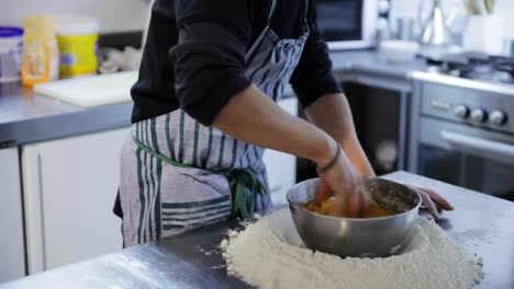 cocinero en cocina 01