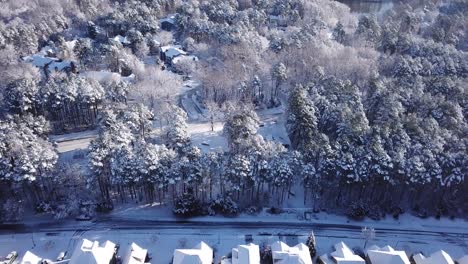 無人機飛行在雷利的道路和房屋上降雪