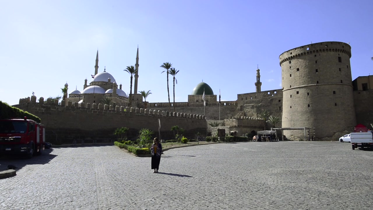 Ragazza usa il suo telefono, di fronte alla grande Moschea di Muhammad Ali Pasha. Egitto. Diritti delle donne