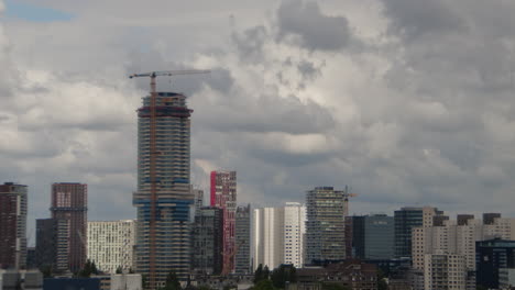 Un-Lapso-De-Tiempo-De-Este-Nublado-A-Soleado-Horizonte-De-Rotterdam