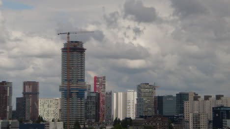 un lapso de tiempo de este nublado a soleado horizonte de rotterdam