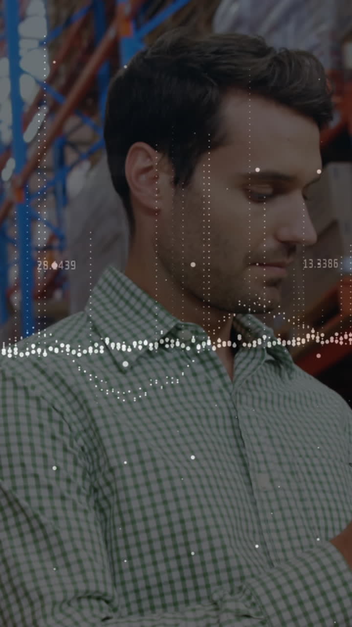 animación del procesamiento de datos financieros sobre un empresario caucásico en un almacén