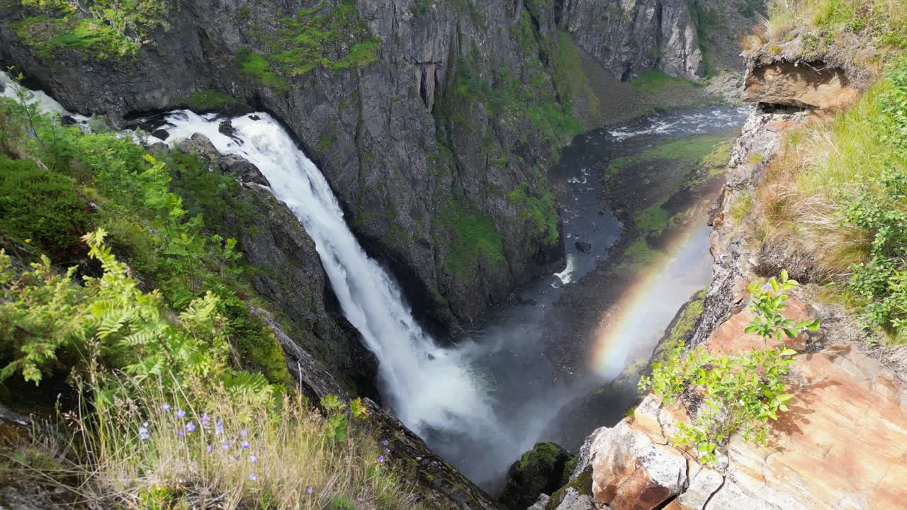 catarata de voringfossen en noruega - paisaje natural pintoresco en el eidfjord, vestland - pan derecha