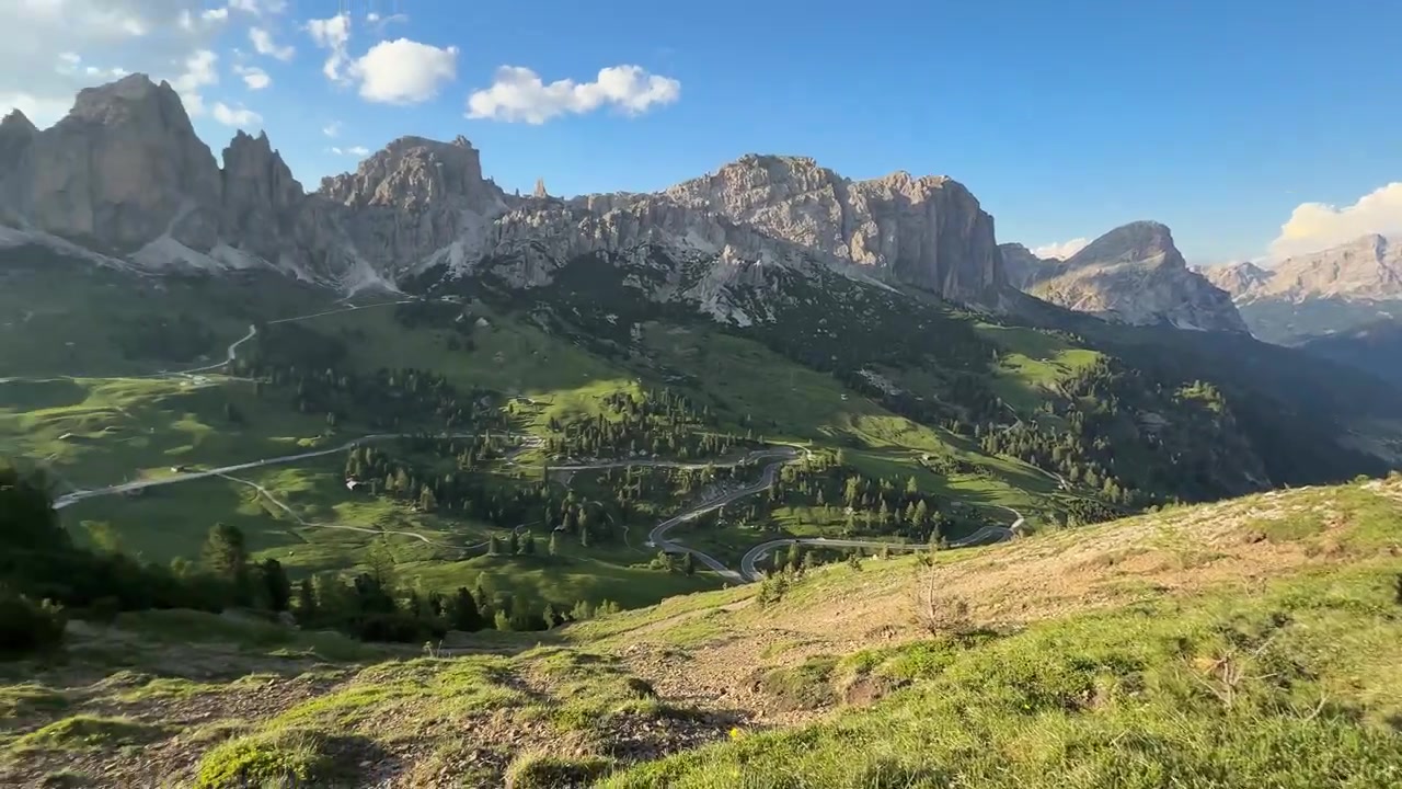 En naturskøn bjergsti snor sig gennem Passo Gardena, mellem Selva di Val Gardena og Corvara i Badia, Sydtyrol, Dolomitterne, Italien - POV-optagelse