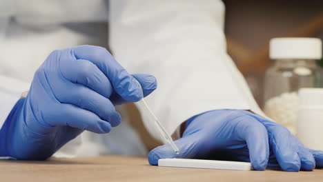 técnico de laboratorio en guantes expresa análisis de sangre