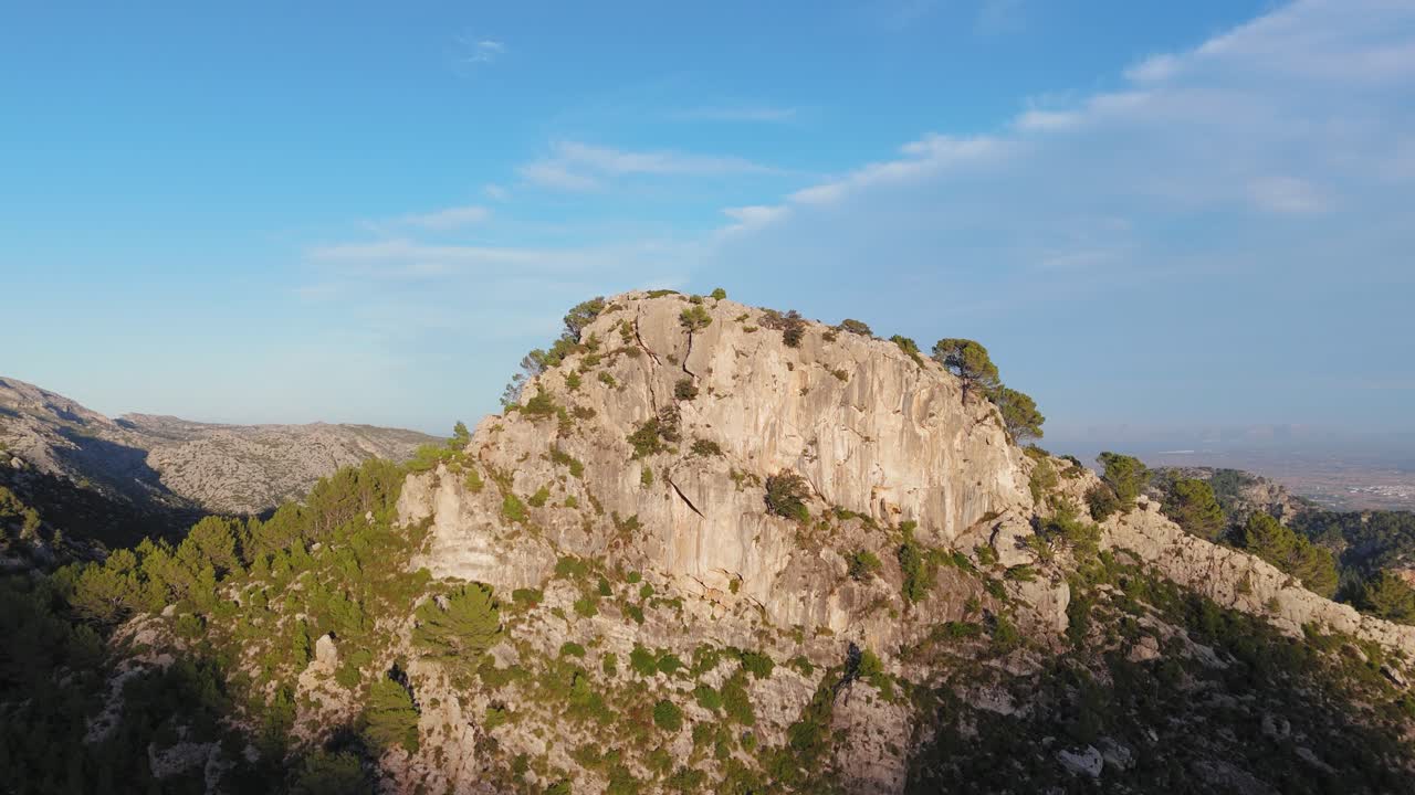 산 꼭대기 의 공중 촬영 과 빛 을 드러내는 지평선