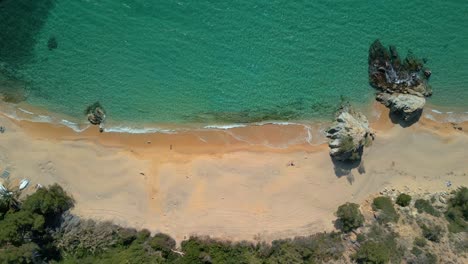 Explora-La-Belleza-De-Lloret-De-Mar-Y-La-Tranquilidad-De-Cala-Canyelles-A-Vista-De-Pájaro,-En-Medio-Del-Impresionante-Paisaje-De-La-Costa-Brava