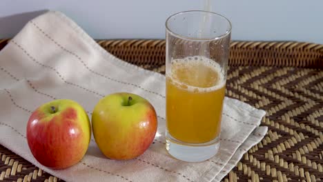 el vinagre de sidra de manzana, conocido por sus beneficios para la salud, se vierte en un vaso