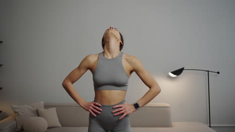 mujer estirándose en casa
