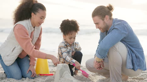 familia, jugar y playa con viajes por diversión