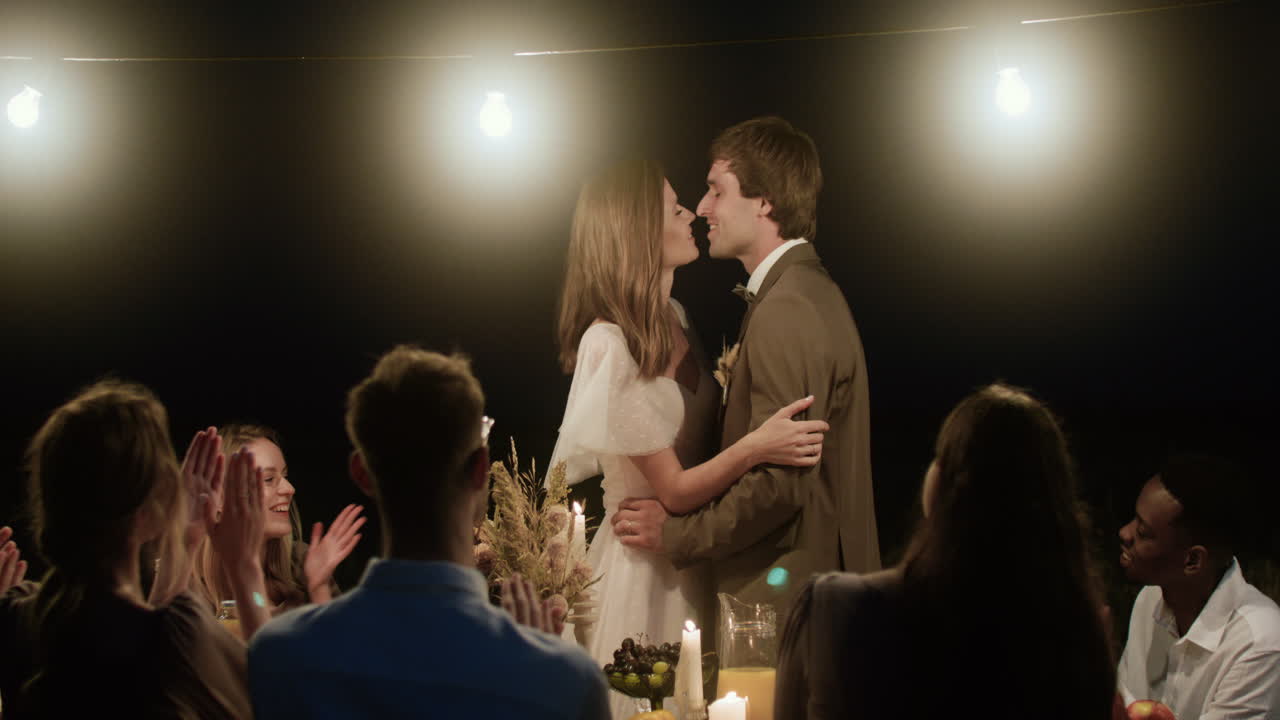 행복 한 부부 와 그 들 의 손님 들