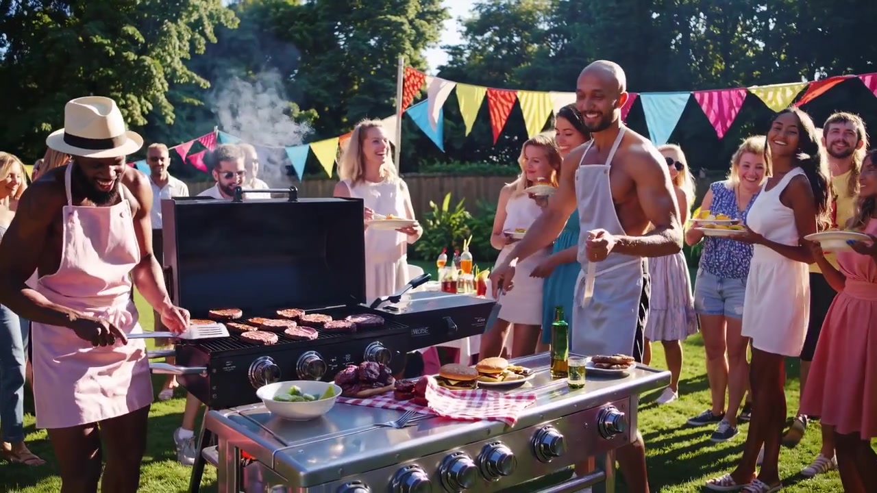 Gruppo di amici che si godono un vivace barbecue in giardino in una giornata di sole