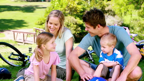 Familia-Con-Bicicletas-Sentadas-