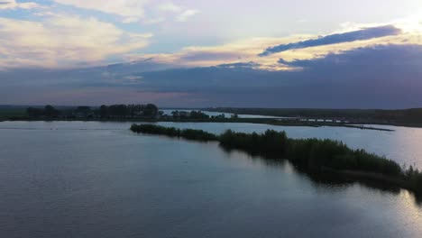 Aguas-Tranquilas-Del-Pólder-Arkemheen-Durante-El-Amanecer-En-Gelderland,-Nijkerk,-Países-Bajos