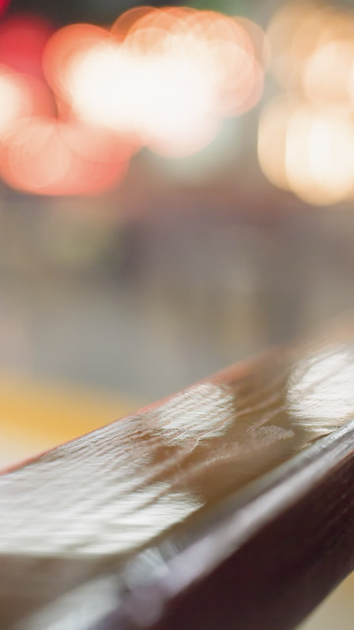 은 슬리브 셔츠를 입은 사람이 스키를 타고있는 흐릿한 배경으로 은 드레일의 클로즈업.이 비디오는 스키 지역의 역동적인 움직임과 활기찬 분위기를 강조합니다.