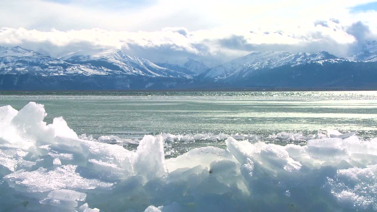 겨울에 아름다운 산 호수 기슭에 시간 경과에 얼음 형태