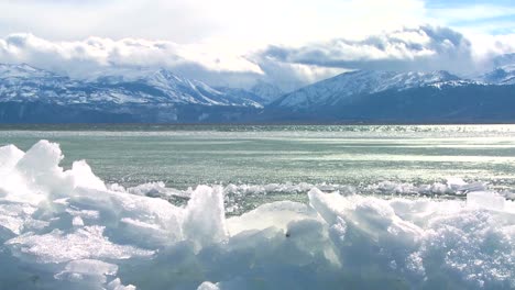 冬の美しい山の湖のほとりにタイムラプスで氷が形成される