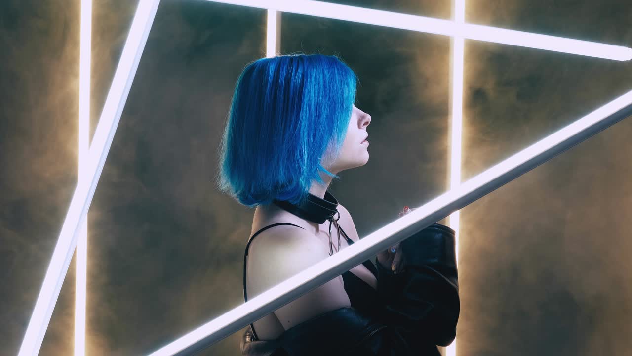 사이버 크 여성 하이 패션 모델이 가운 연기를 이끌었습니다.