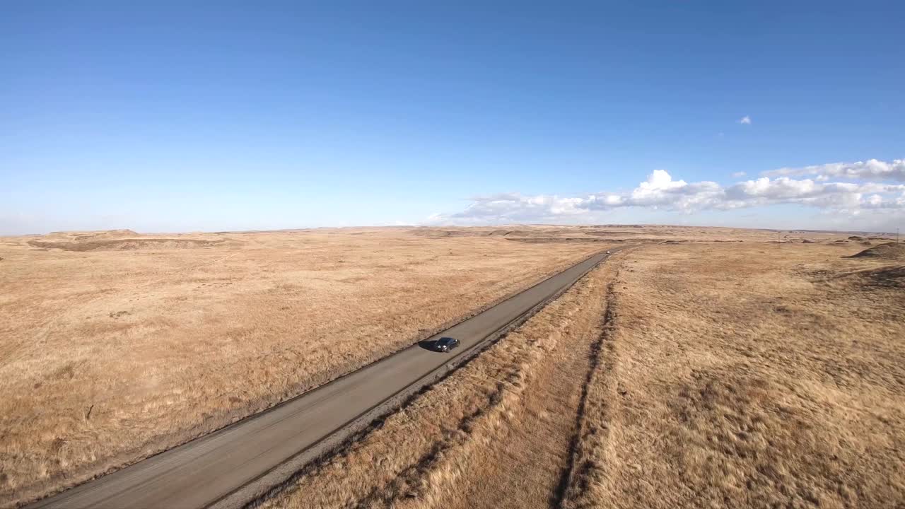 vuelo de dron grabando un auto cruzando la autopista