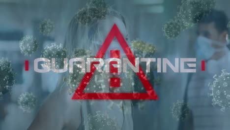 animación de texto de cuarentena y células de virus sobre una mujer con máscara facial