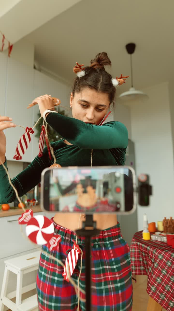 Donna che registra un video a tema natalizio con il telefono
