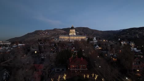 ciudad de salt lake, utah edificio del capitolio del estado al crepúsculo - retiro aéreo