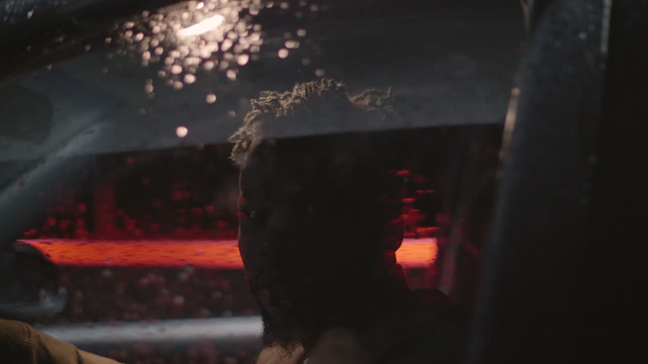 cerca de un hombre afroamericano saliendo de un auto en cámara lenta