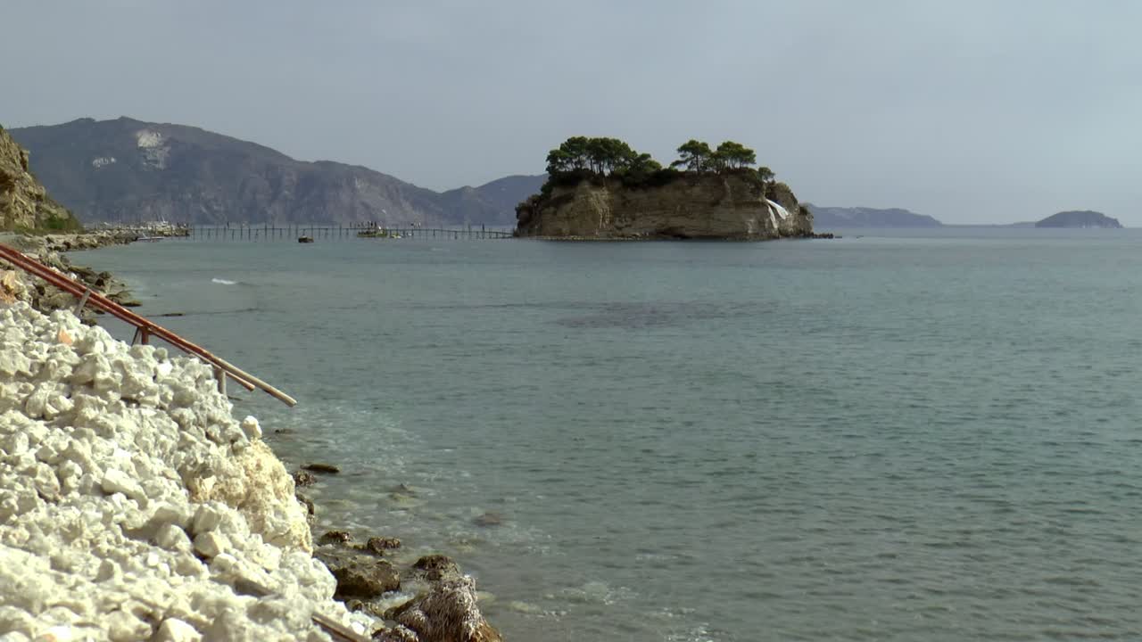 카메오 섬 자킨토스의 라가나스 해안 바로 옆에 위치