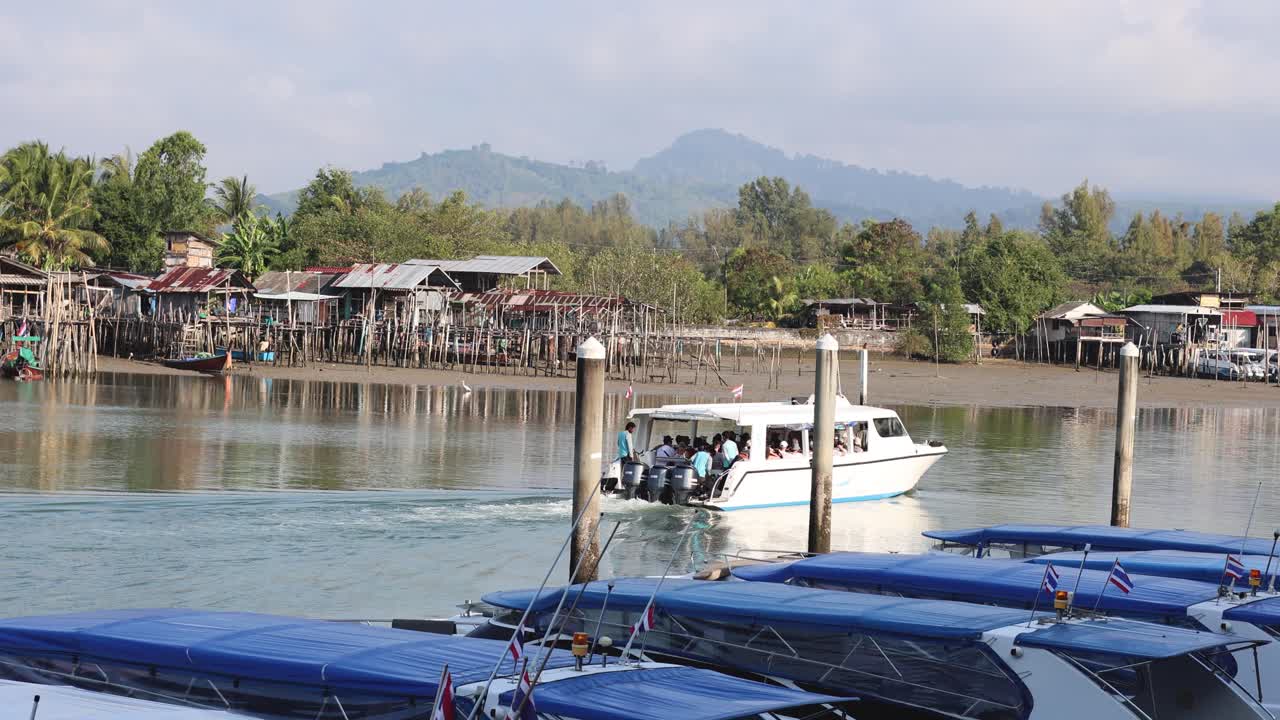 보트가 경치 좋은 배경으로 강을 가로질러 이동합니다.