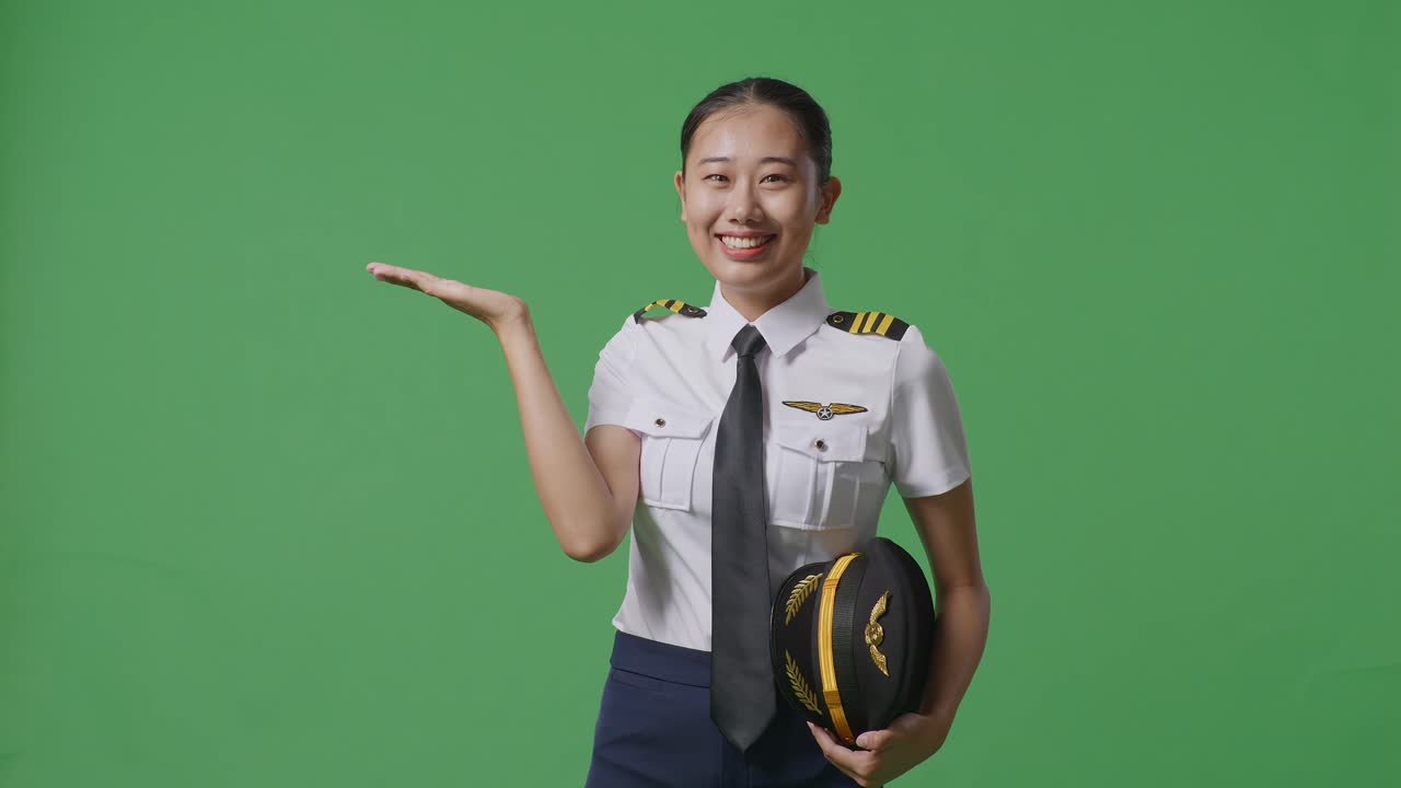 유니폼을 입은 여성 조종사