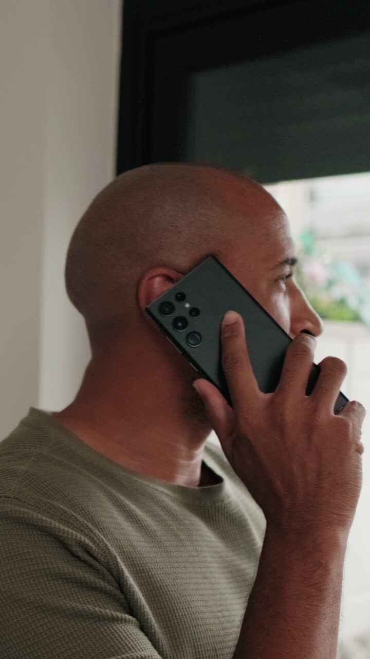 hombre hablando por teléfono en casa