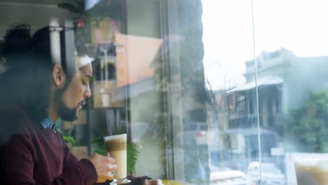 hombre tomando café en la cafetería 4k