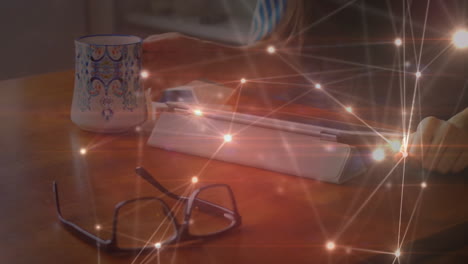 animación de redes de conexiones con iconos sobre la mujer usando tableta