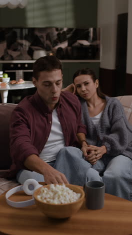 pareja relajándose en casa viendo una película