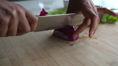 cortar la cebolla roja en pedazos pequeños disparó de ingredientes especiales para cocinar una comida dos latas de frijoles arroz plátano aguacate cebola roja y cilantro