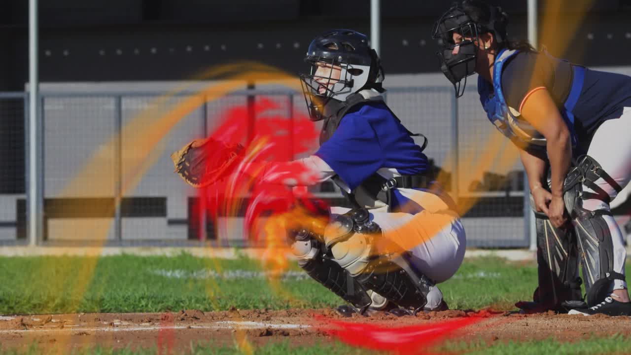 Ricevitore di baseball sportivo che segue la palla, sposta il peso e chiude il guantone in mezzo a turbini di fuoco